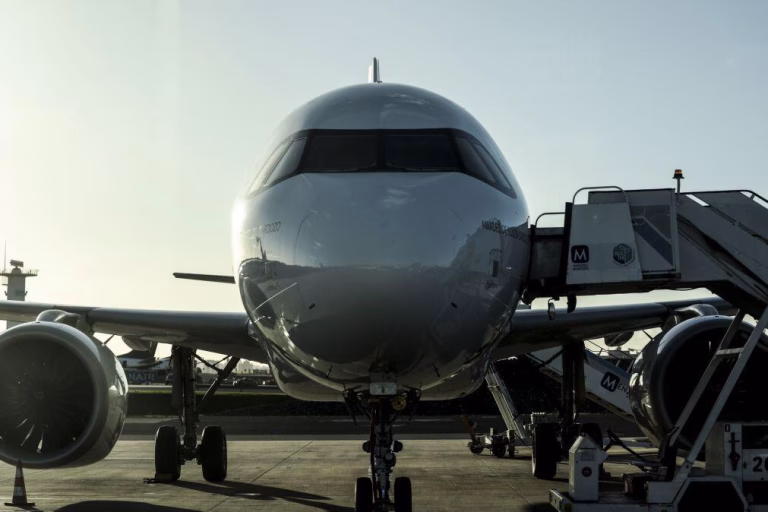 Aviação estima metade dos lucros em 2026 apesar de aumento de passageiros