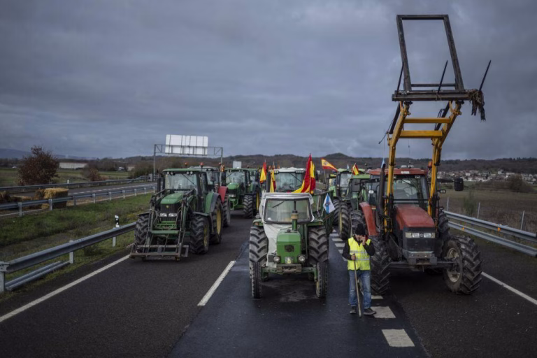 Agricultores franceses e espanhóis mantêm protestos contra acordo UE-Mercosul