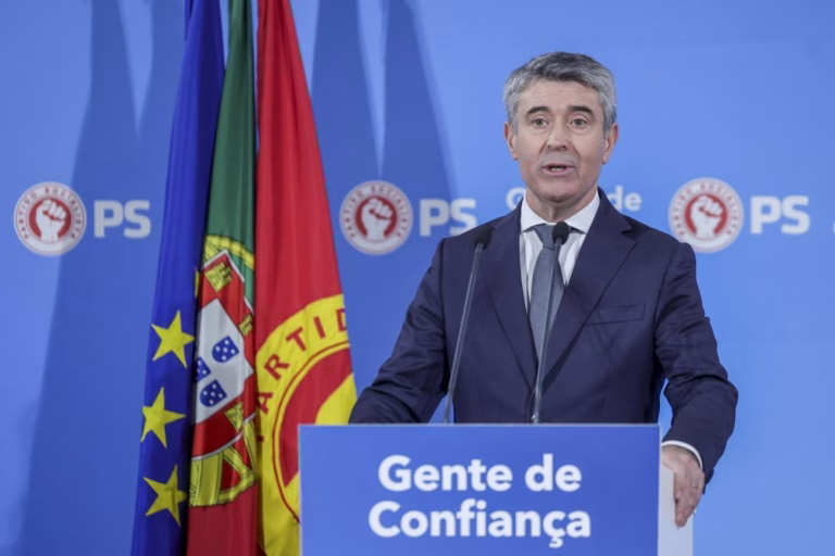 Carneiro pede que não haja um socialista a ficar em casa e apela ao voto em Seguro