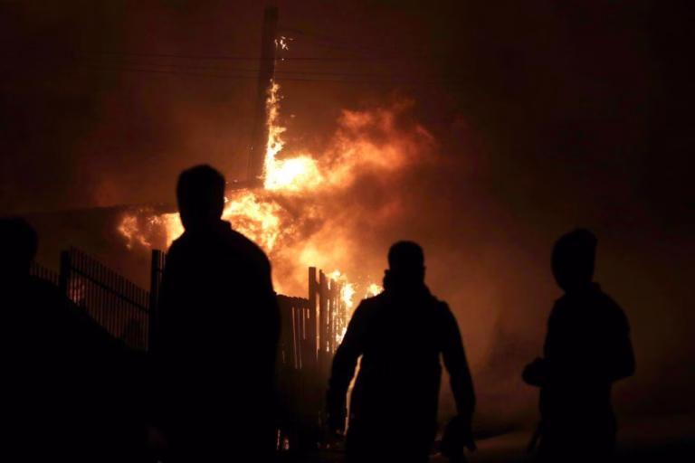 Incêndios no Chile já causaram 15 mortos e levaram 50.000 a deixar as suas casas