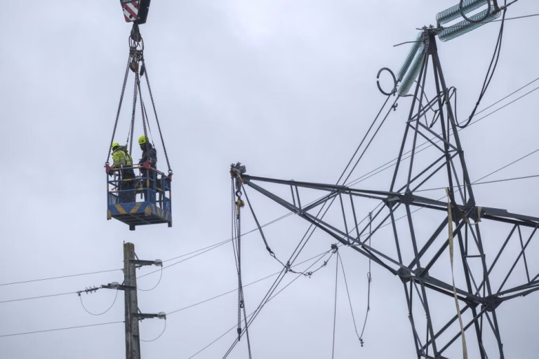 Cerca de 198 mil clientes estavam sem energia às 13:00