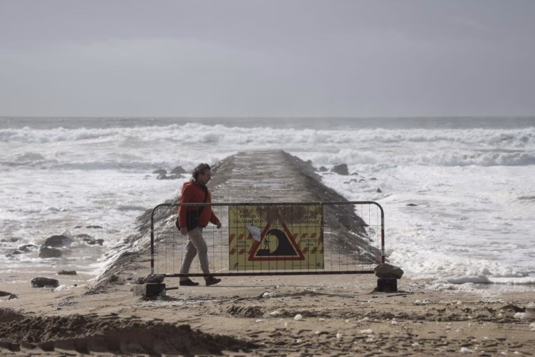 Alerta no Litoral: Ondas de 5 metros colocam seis distritos sob aviso amarelo