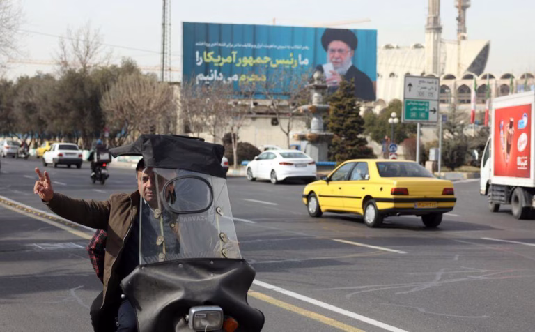 Khamenei concede indultos a mais de 2.000 reclusos