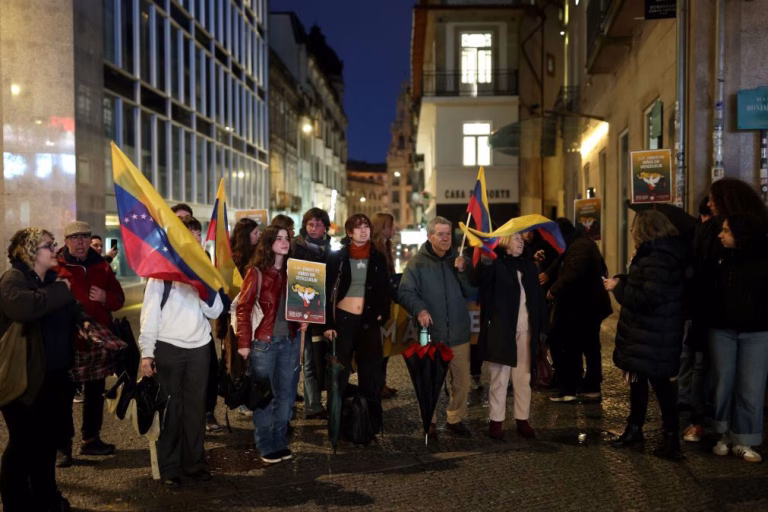 Cerca de 40 pessoas assinalaram no Porto um mês da captura de Nicolás Maduro