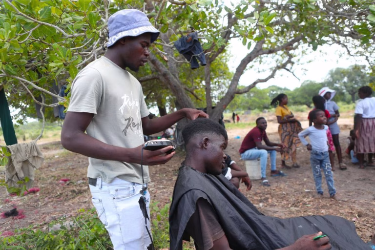 No maior centro de deslocados das cheias em Moçambique corta-se cabelo à espera que água baixe