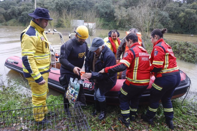 Cerca de 1.100 pessoas deslocadas das habitações sobretudo na Lezíria do Tejo e no Algarve