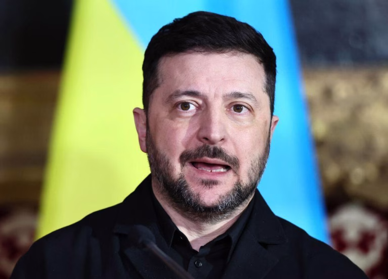 Zelensky nega alegações de Moscovo sobre entrega de armas nucleares