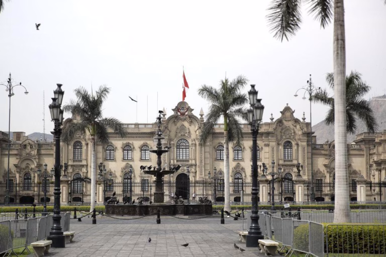 Deputado marxista e candidata de direita disputam a presidência do Peru