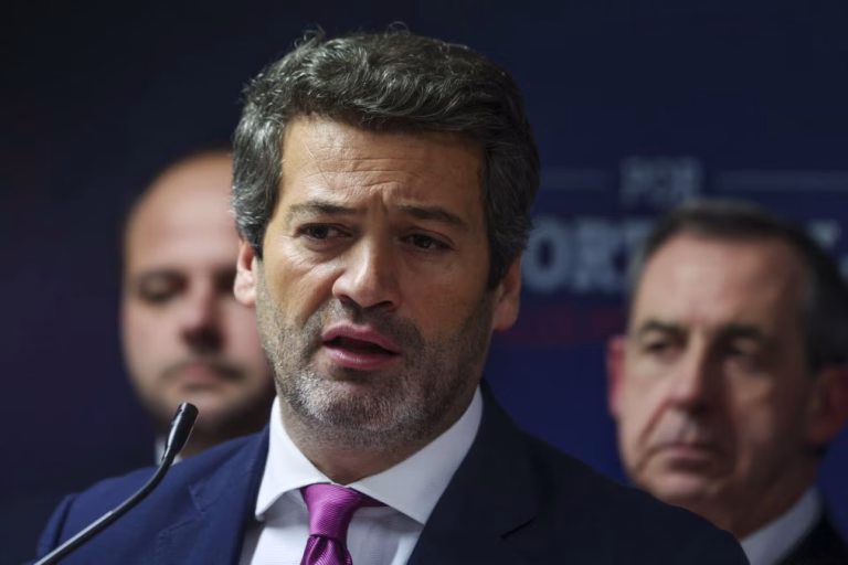 Ventura confirma recandidatura à liderança do Chega e recusa moderação do partido
