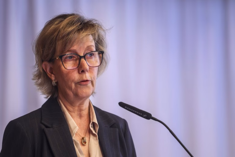 Maria Luís Albuquerque defende reforço das pensões complementares
