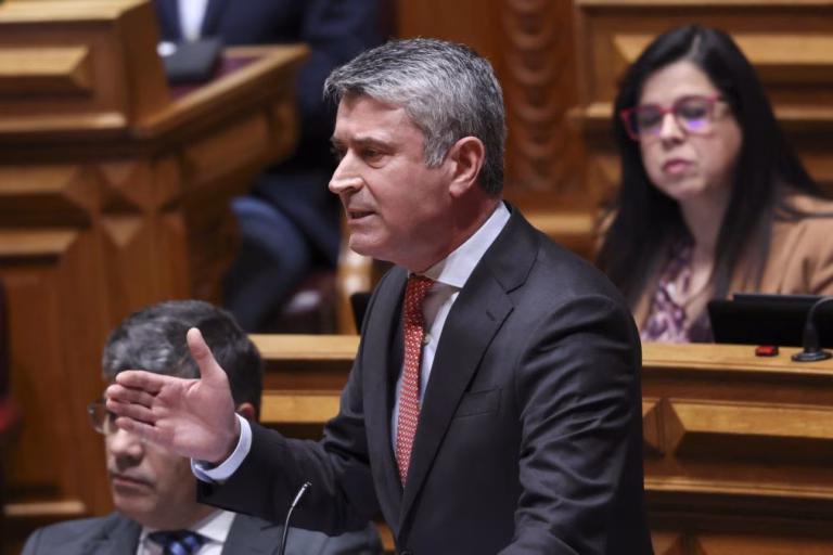 Mau tempo: Carneiro reitera que faltam respostas imediatas de apoio