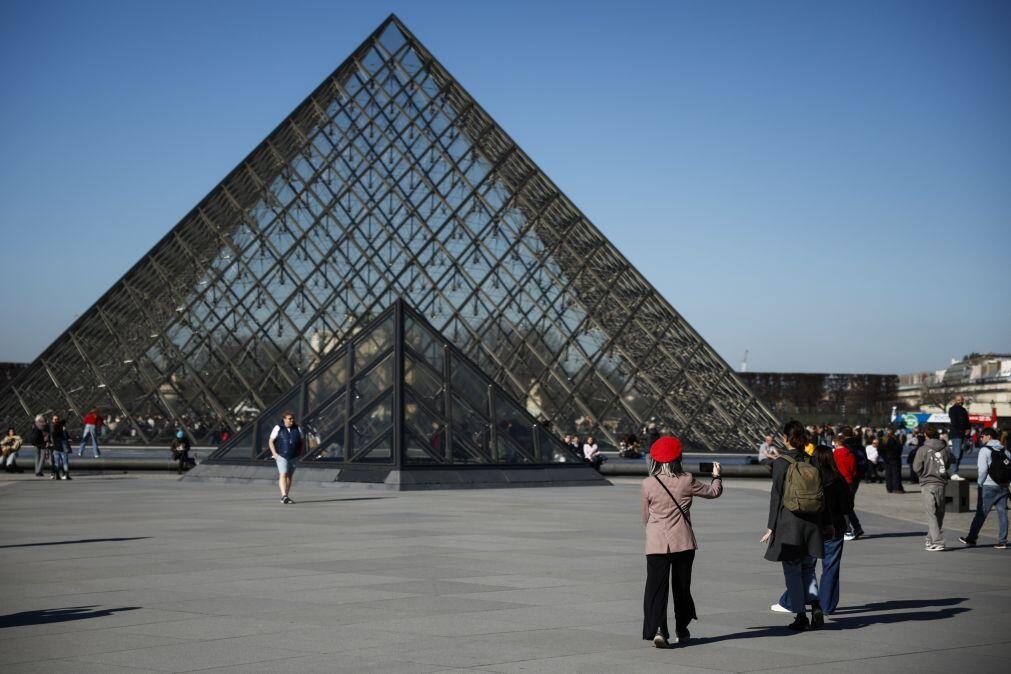 Diretor reconhece que Museu do Louvre está no limite das capacidades