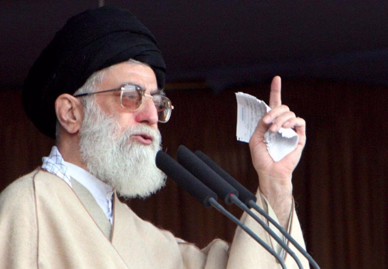 Processo de transição do poder após morte de Khamanei começa imediatamente no Irão