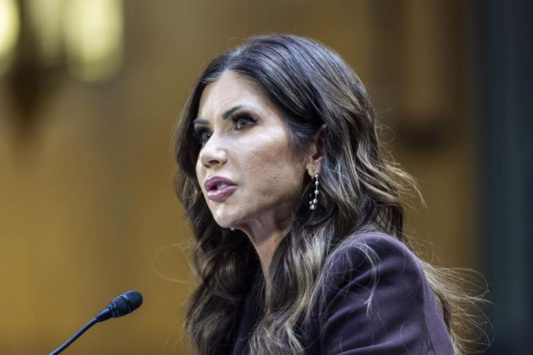Trump demite secretária de Segurança Interna Kristi Noem após críticas crescentes à sua liderança