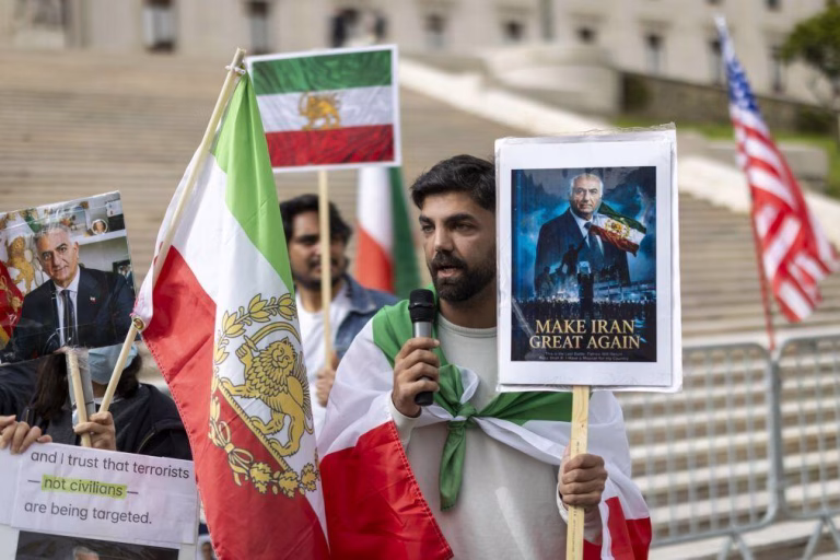 Refugiados junto ao parlamento para pedir expulsão de embaixador iraniano em Lisboa