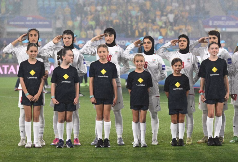 Seleção iraniana feminina entoa hino após silêncio na estreia da Taça Asiática
