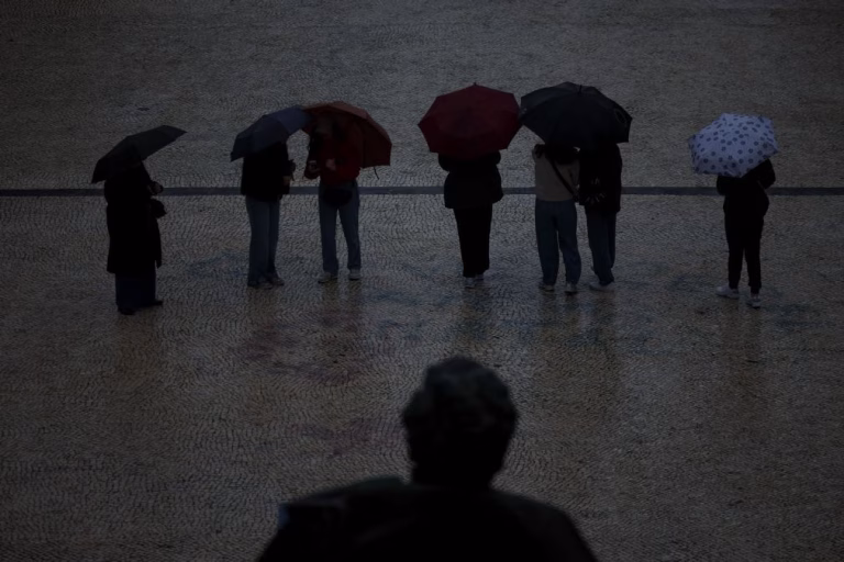 Doze distritos do continente sob aviso amarelo devido a chuva e trovoada