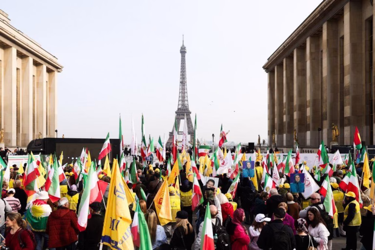 Dois movimentos da oposição iraniana manifestaram-se hoje em Paris