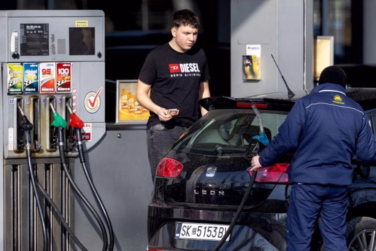 Petróleo Brent cai mais de 6% para 92 dólares por barril