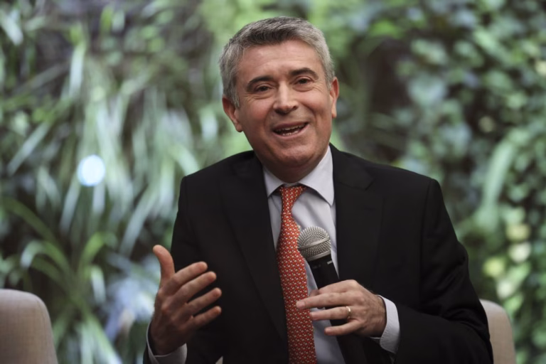 José Luís Carneiro leva mensagem de proximidade à comunidade lusa da Venezuela