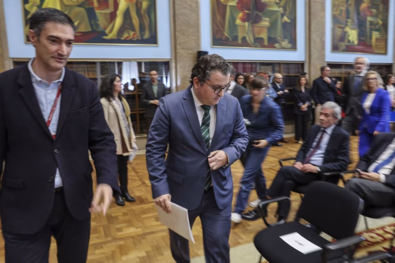 Irão: Governo considera extemporâneo anunciar novas medidas contra crise mas promete resposta para breve