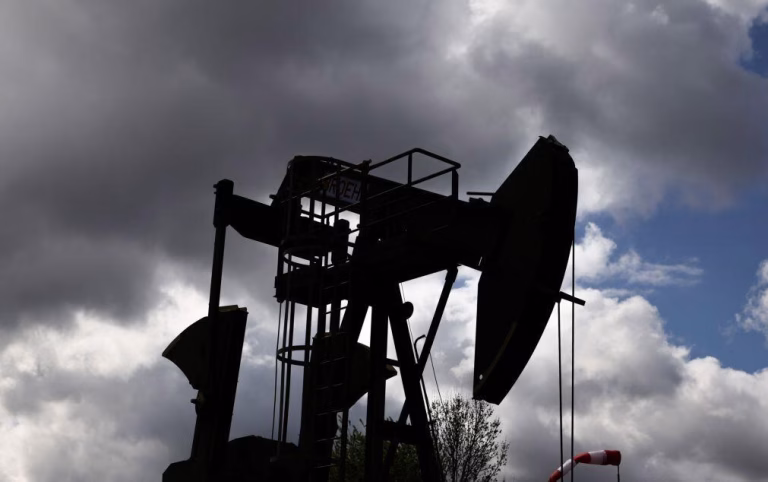 Barril de Brent sobe perto de 5% após fogo cruzado entre Israel e Irão