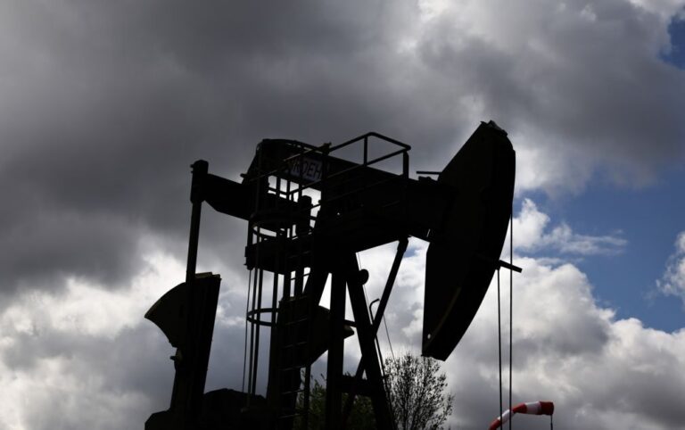 Barril de Brent sobe perto de 5% após fogo cruzado entre Israel e Irão
