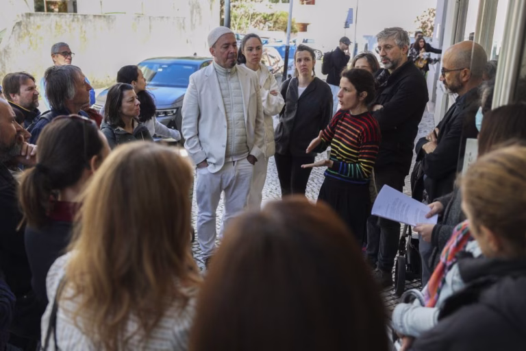 Pais protestam contra transferência de escola para outro agrupamento em Lisboa