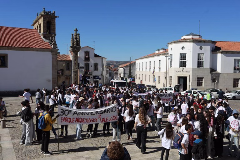 Recriação da luta pelas gravuras rupestres juntou alunos e professores de Foz Côa