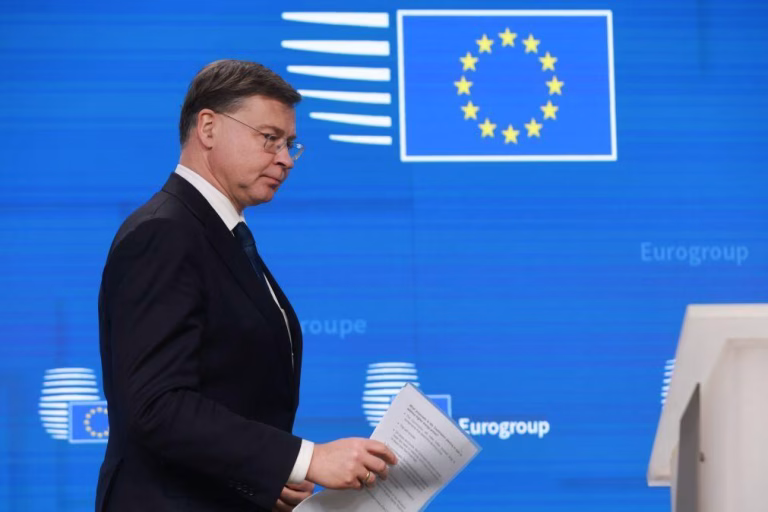 Bruxelas quer luz menos taxada do que combustíveis e alerta para apoios dados na UE