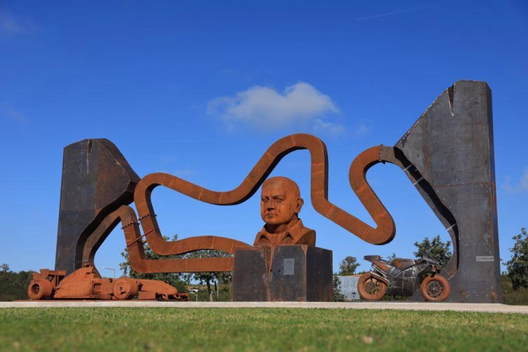 Escultura junto ao Autódromo Internacional do Algarve homenageia fundador