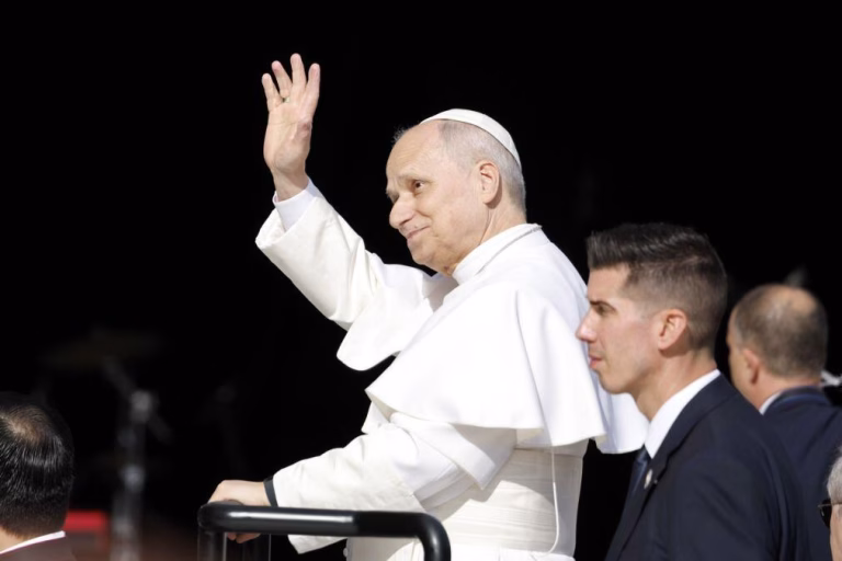 Papa Leão XIV termina visita ao Mónaco com alerta para os riscos da idolatria do dinheiro