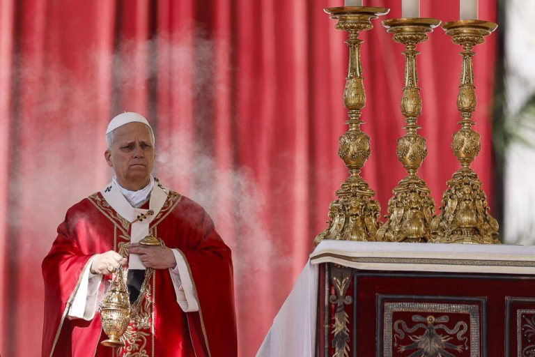 Leão XIV rejeita alegações de que Deus justifica a guerra, na missa do Domingo de Ramos