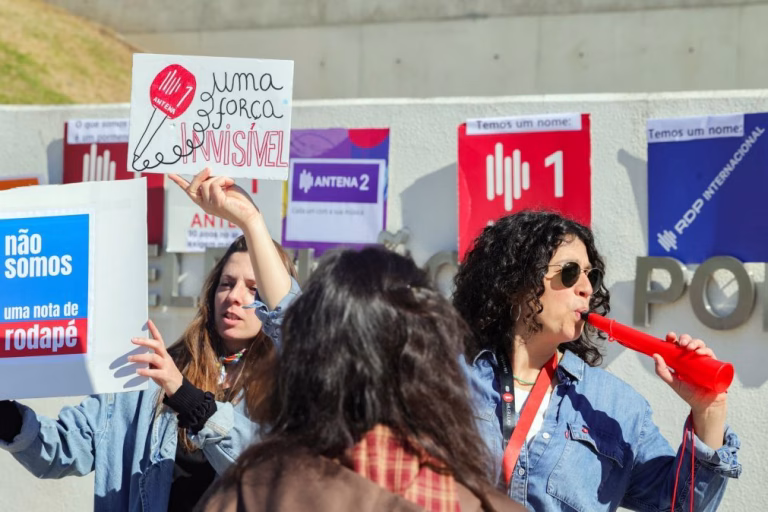 Trabalhadores da rádio pública protestam contra mudança de identidade