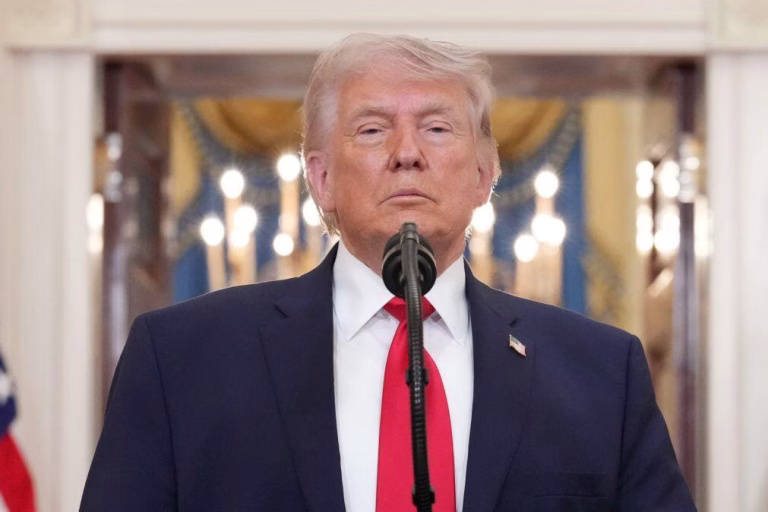 Trump afirma que EUA iniciaram desbloqueio do Estreito de Ormuz