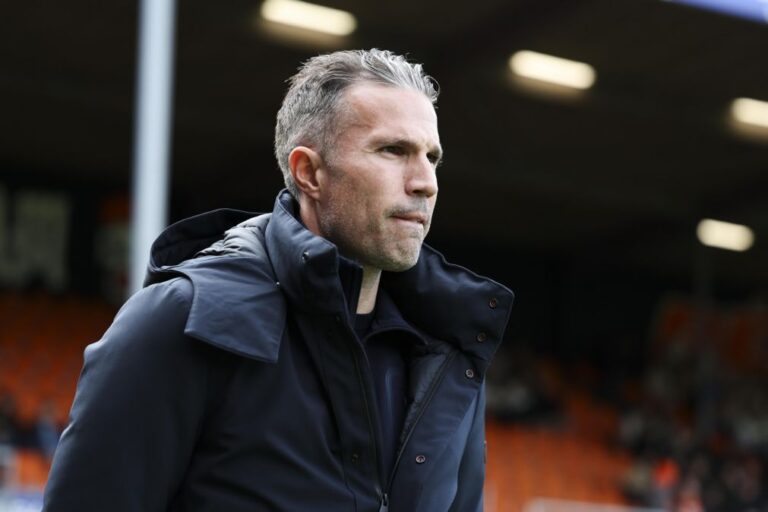 Van Persie deixa comando técnico do Feyenoord ao fim de duas épocas