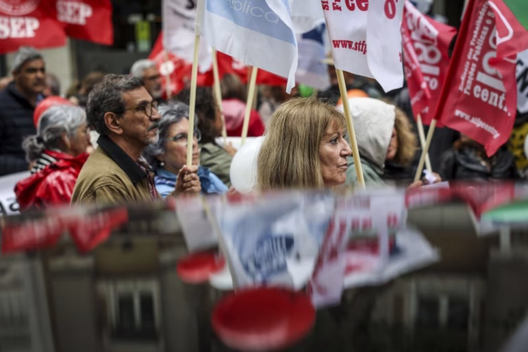 Cerca de 200 manifestantes exigem resposta para os problemas no SNS