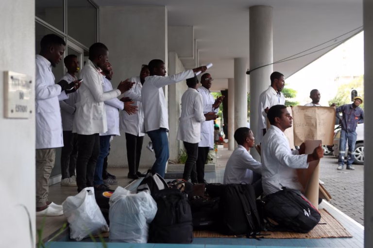 Médicos estagiários moçambicanos acampados e em greve por subsídio de 10 meses