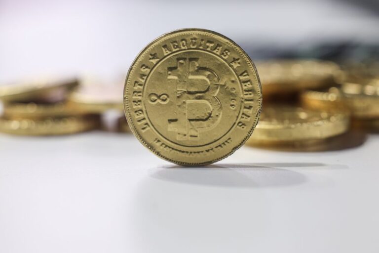 Bitcoin cai quase 6% e volta a ficar abaixo dos 60.000 dólares