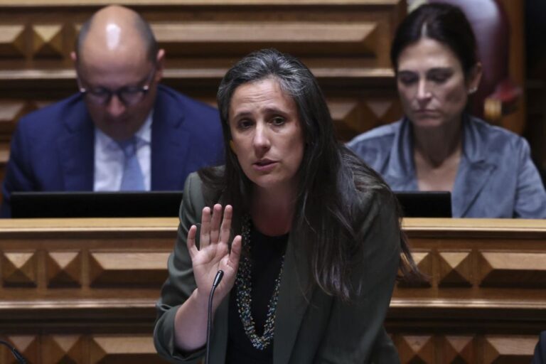 Livre propõe aumento da licença parental, 25 dias de férias e trabalhadores em administrações