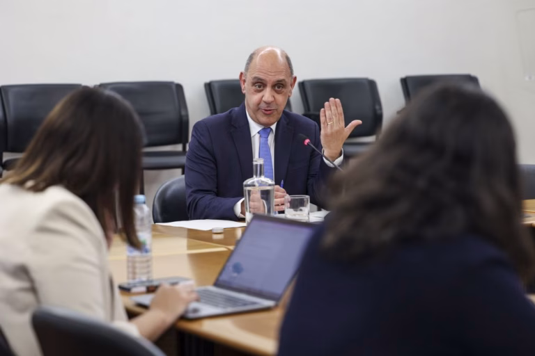 Ex-ministro rejeita que atraso no concurso dos helicópteros do INEM se deveu a razões financeiras