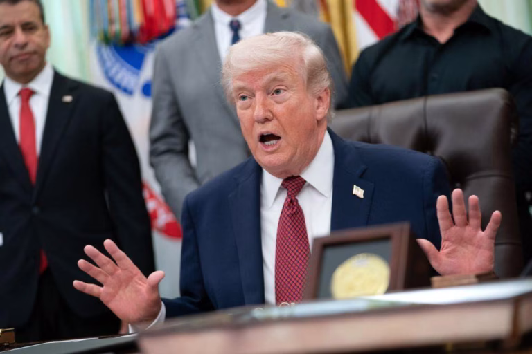 Trump avisa que só acabará bloqueio aos portos iranianos com acordo de paz