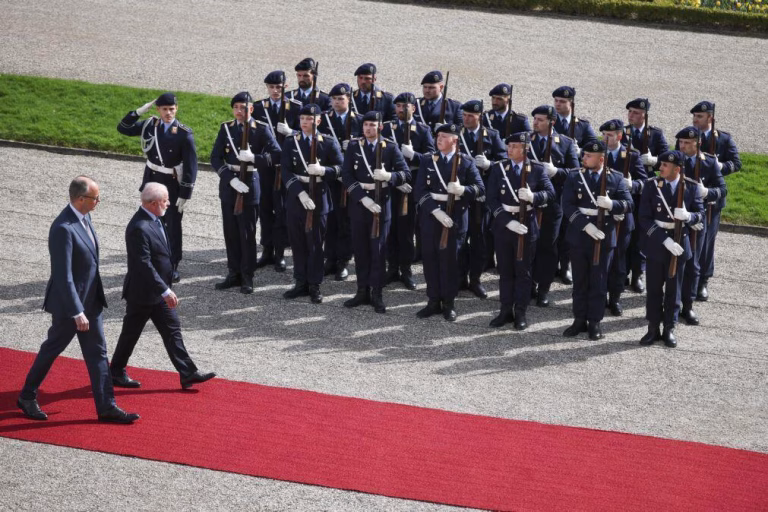 Merz recebe Lula com honras militares em Hanover em visita com foco económico