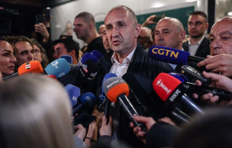 Ex-presidente Rumen Radev vence legislativas na Bulgária