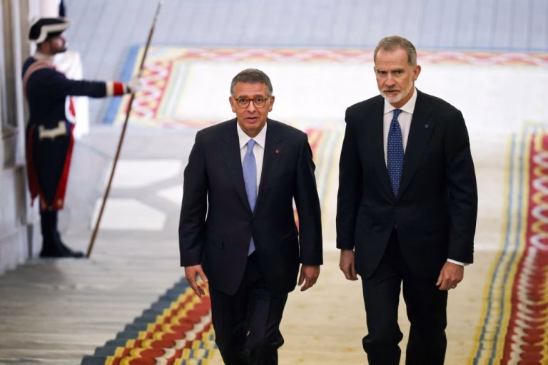 Presidente teve encontro com Rei Felipe VI seguido de almoço com a presença de Sánchez