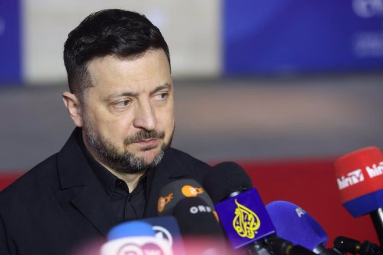 Zelensky avisa Bielorrússia que responderá a qualquer ação agressiva
