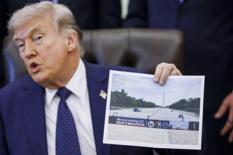 Trump manda pintar de azul Espelho d'Água do Lincoln Memorial em Washington