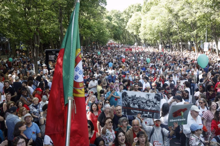 25 Abril: Milhares de pessoas iniciam celebração da liberdade no desfile em Lisboa