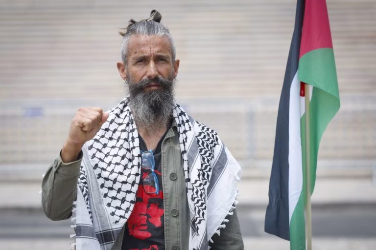 Ativista português na flotilha diz ter sido torturado por Israel