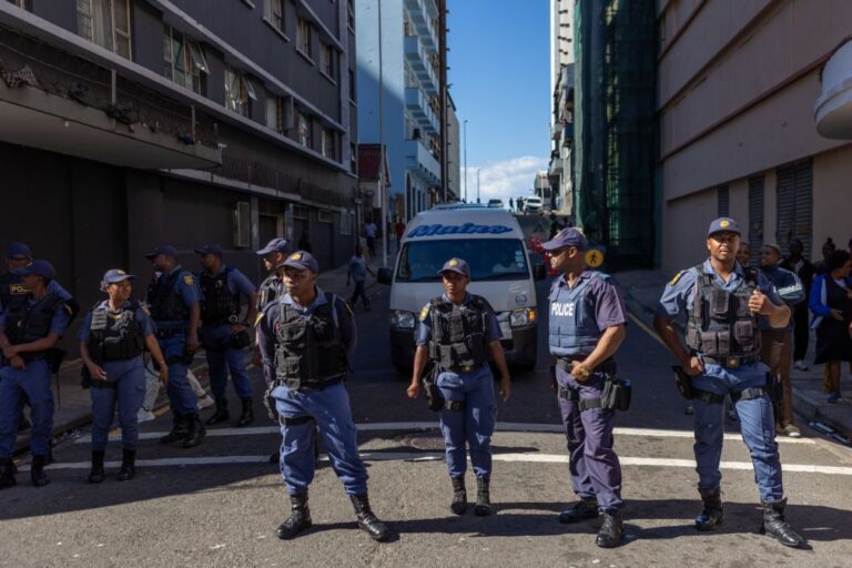 Polícia sul-africana dispara balas de borracha contra migrantes em protesto